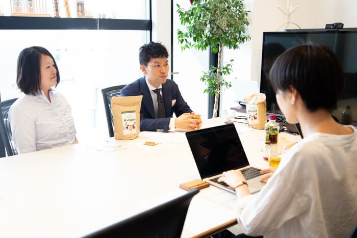 ナチュロルドッグフードの楽しい製薬株式会社の取材風景