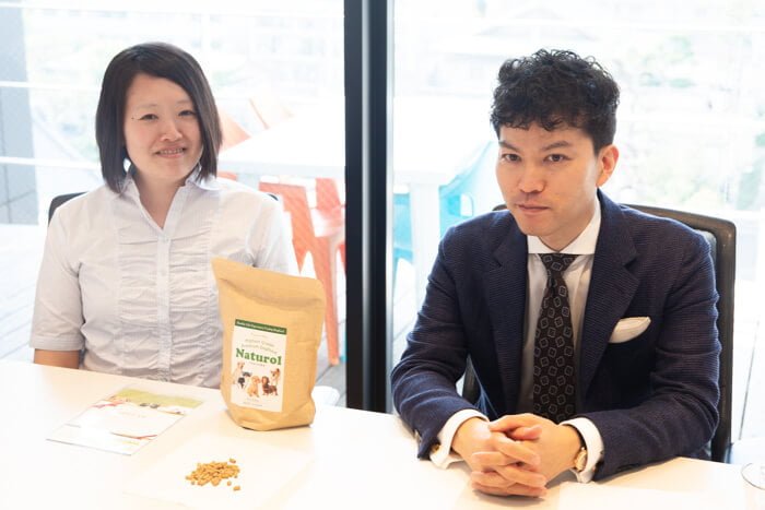 ナチュロルドッグフードのメーカーインタビュー、楽しい製薬株式会社代表の森川健司さんと富部さん