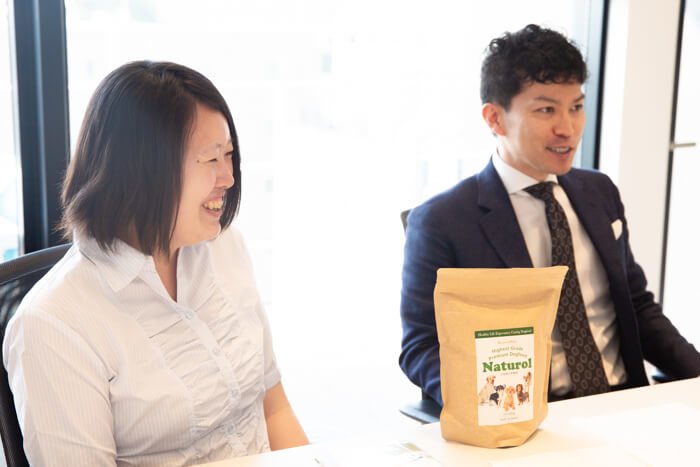 ナチュロルドッグフードのメーカーインタビュー、楽しい製薬株式会社代表の森川健司さんと富部さん